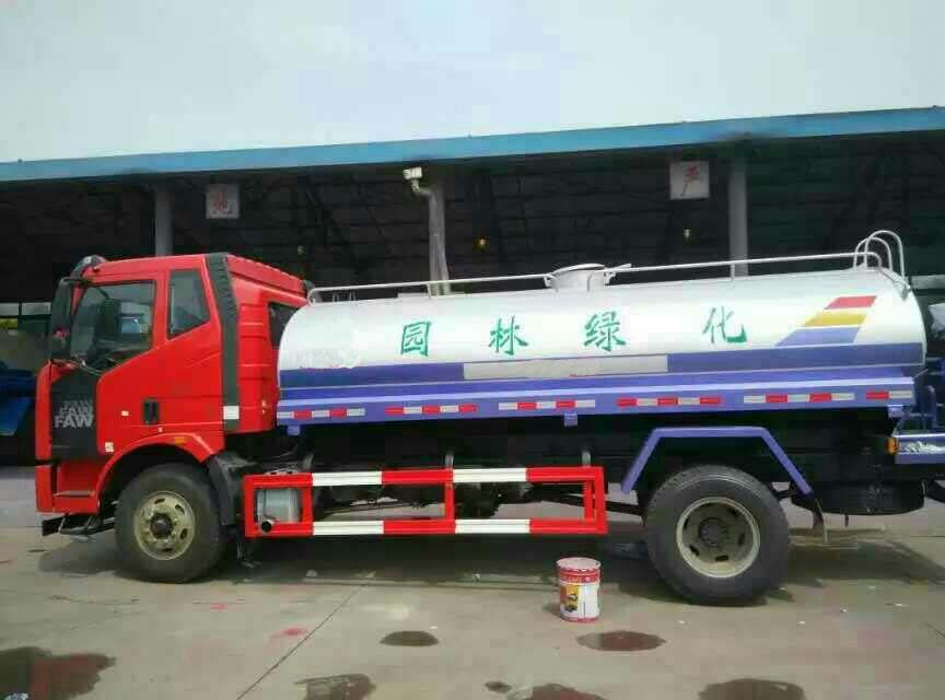  解放J6洒水车