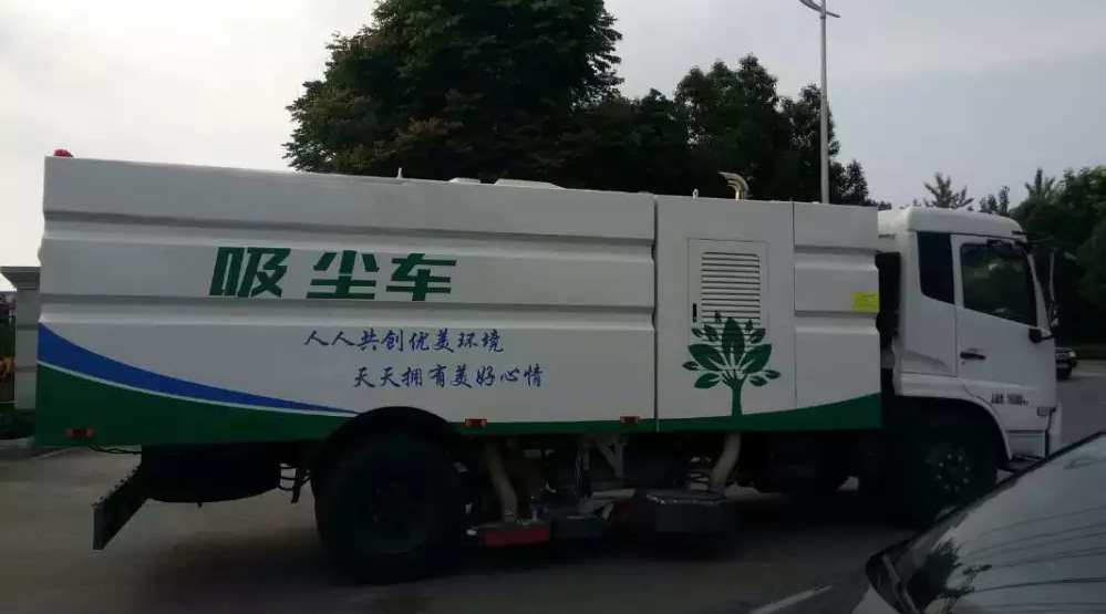  东风天锦吸尘车