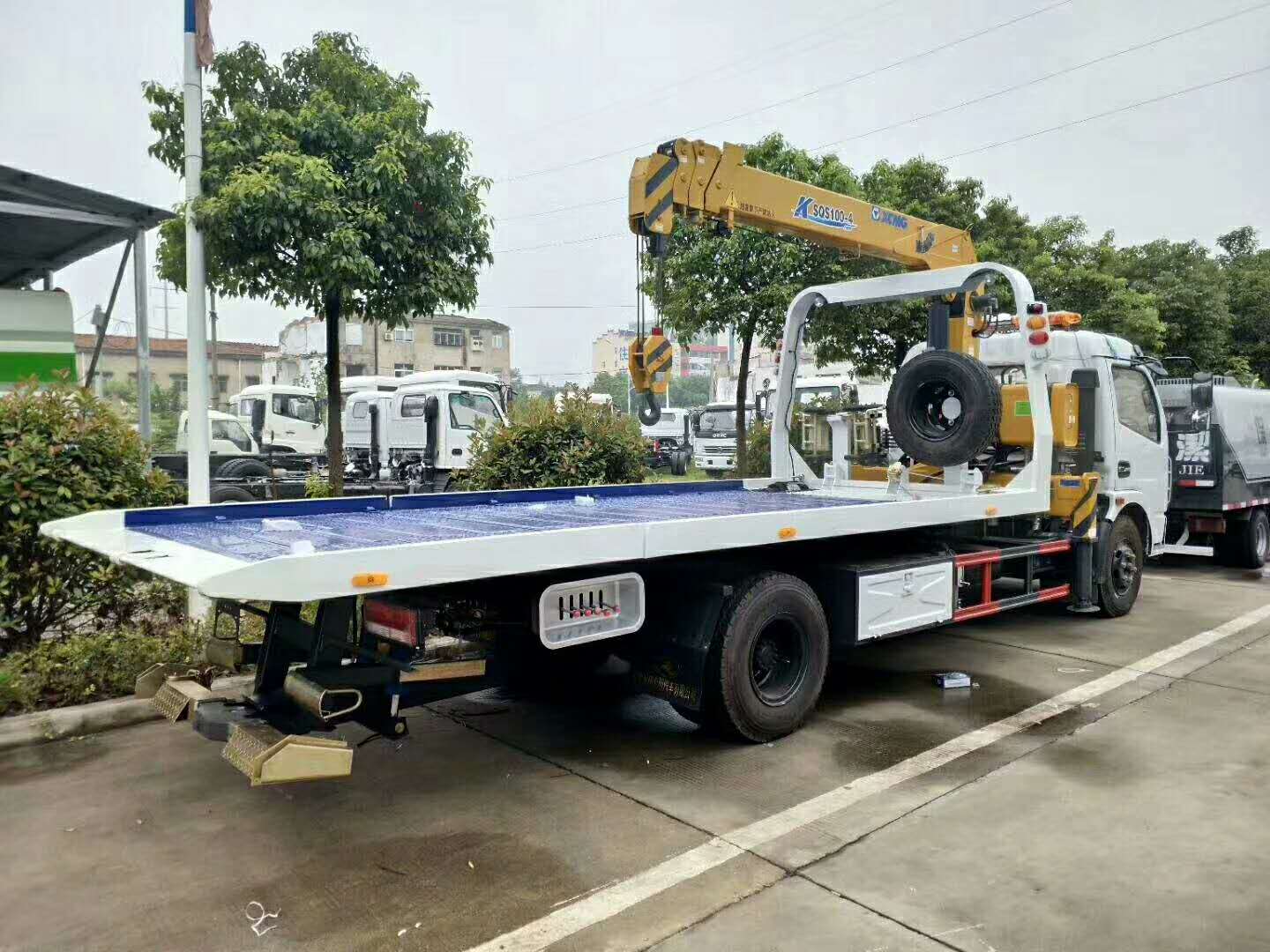  东风多利卡带吊清障车