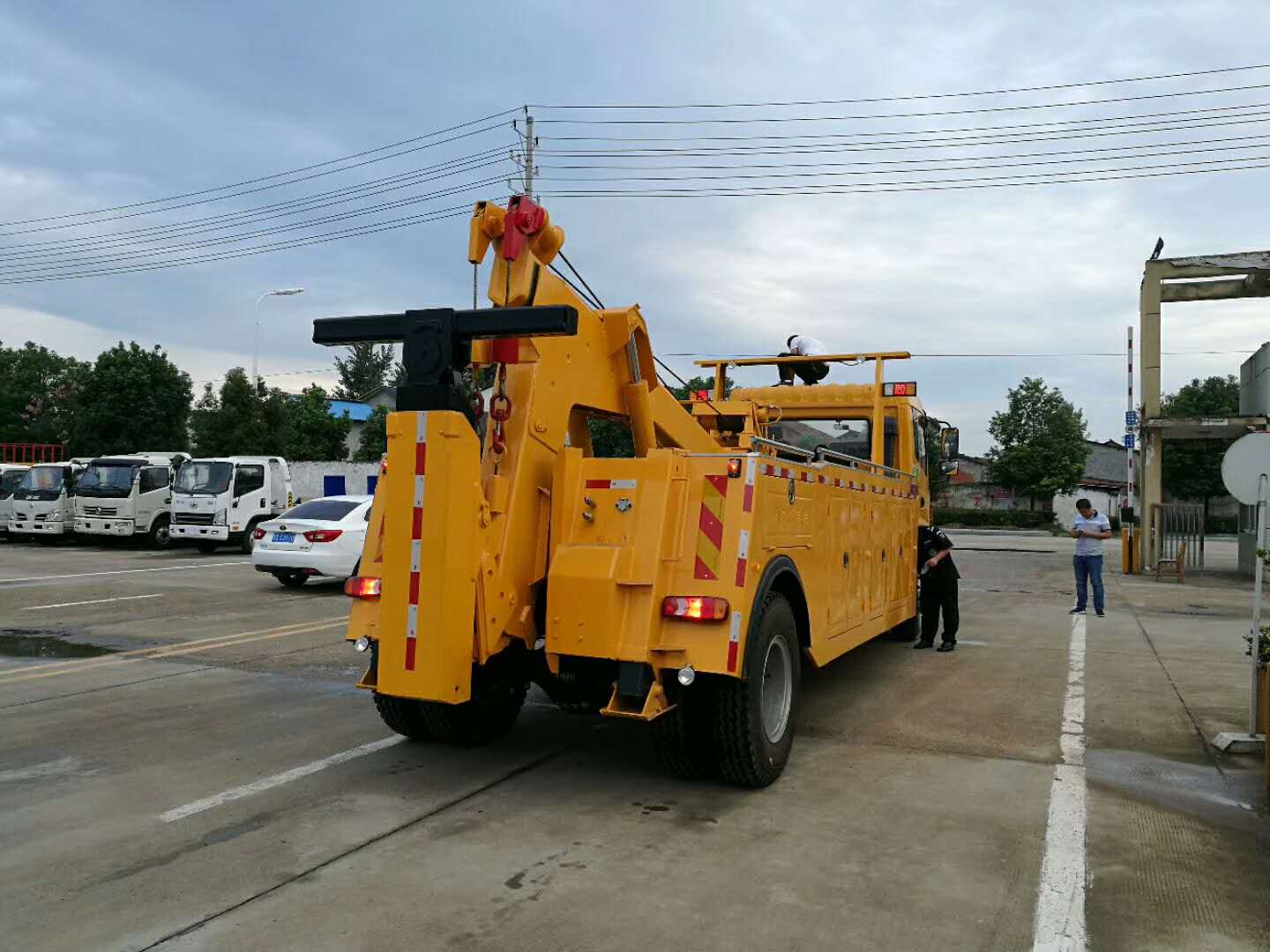  重汽豪沃免征拖吊连体清障车