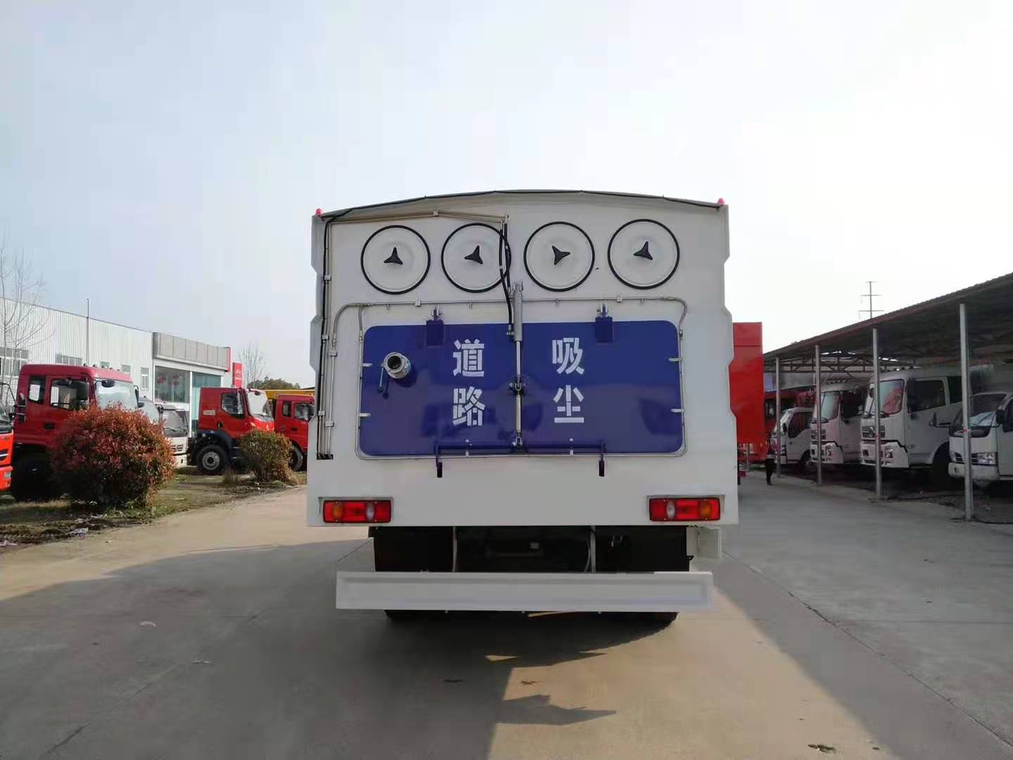  东风天锦吸尘车（2方水8垃圾）